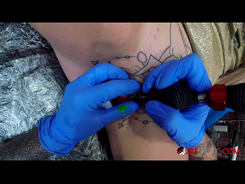❤️ Ekstreem tattooed hottie Sully Savage krige in tattoo op har klitoris ❤❌ Homemade porno by ús fy.123sex.ru ☑